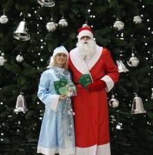 Крымские Дед Мороз и Снегурочка оказали помощь пассажирам авиарейсов проверить себя на наличие долги