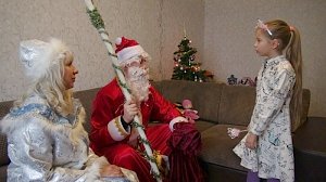 Севастопольский полицейский Дед Мороз и Снегурочка исполнили заветные мечты более 40 детей сотрудников органов внутренних дел