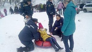Спасатели эвакуировали ребёнка, получившего травму во время катания на Ангарском перевале