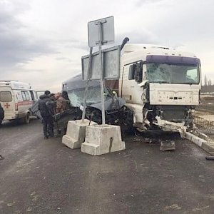 На трассе Таврида грузовик врезался в микроавтобус: пострадали два человека
