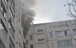Спасатели Севастополя эвакуировали 20 человек при пожаре в многоквартирном доме на Проспекте Октябрьской революции