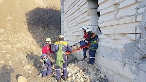 Судакские спасатели тренировались освобождать потерпевших из-под завалов