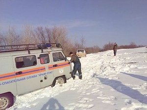 Крымские спасатели за сутки вытащили из снежных заносов два автомобиля