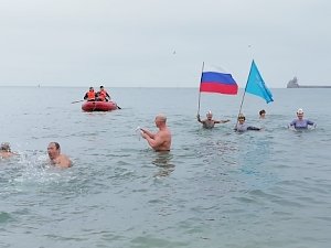 Крымские спасатели обеспечили безопасность любителей зимнего плавания в Феодосии