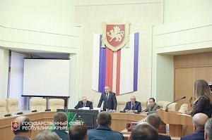 Ефим Фикс поздравил крымчан с Днём защитника Отечества и вручил государственные награды