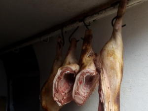 Ветспециалисты изъяли в Ялте и Черноморском районе более 2 тонн рыбы и 70 кг свинины без документов