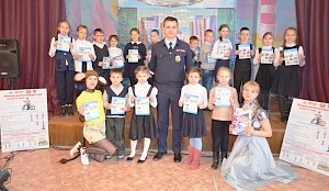 Школьники Севастополя повторяют правила дорожного движения с героями театральной постановки
