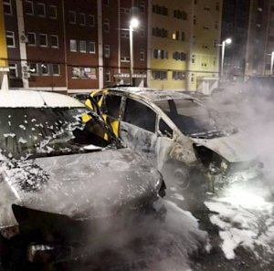 Во дворе дома на улице Комбрига Потапова в ночное время сгорели три автомобиля