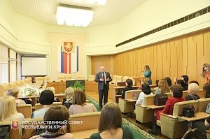 Ефим Фикс поздравил крымчанок с наступающим Международным женским днём