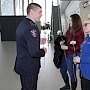 Сотрудники крымской полиции поздравили женщин с Международным женским днём
