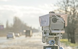 Зачем камеры на треногах следят за крымскими водителями и законно ли это