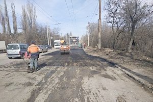 В столице Крыма продолжают латать дороги