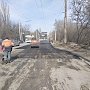 В столице Крыма продолжают латать дороги