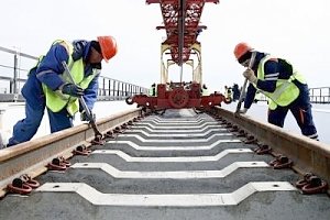 На железнодорожном Крымском мосту уложена половина рельсов