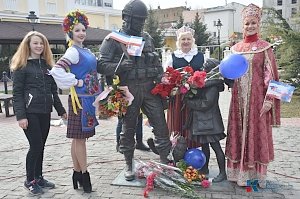 Молодожены сыграли свадьбу в честь воссоединения Крыма с Россией поблизости от памятника Вежливым людям