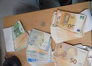 Незадекларированные сотни евро и десятки тысяч рублей выявили крымские таможенники в пункте пропуска Джанкой
