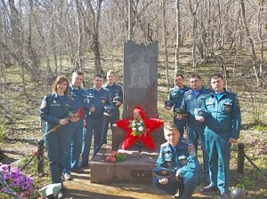 Крымские спасатели облагораживают памятные места, находящиеся в удаленной горно-лесной местности