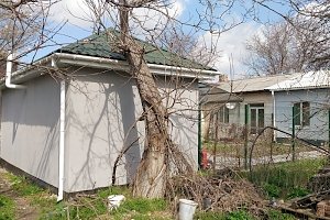 Собственники 12 квартир на улице Крылова в столице Крыма самовольно заняли земельные участки
