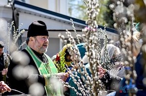 Как в столице Крыма празднуют Вербное воскресенье