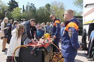 Сотрудники МЧС участвовали в торжественных мероприятиях, посвященных 137-летию со дня основания Севастопольской школы водолазов