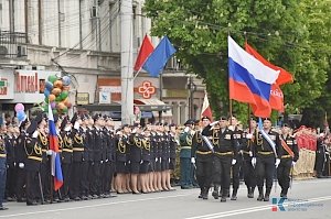 Офицеры, военнослужащие и юнармейцы принимают участие в Военном параде в Симферополе