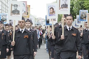В Севастополе вместе с сотрудниками органов внутренних дел в "Бессмертном полку" прошли учащиеся кадетских классов СОШ № 6