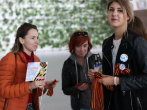 Тысячу георгиевских ленточек раздали в аэропорту Симферополя «Волонтёры Победы»