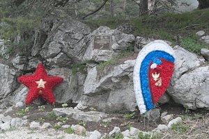 Ялтинцы по традиции собрались в День Победы у «Красного камня»
