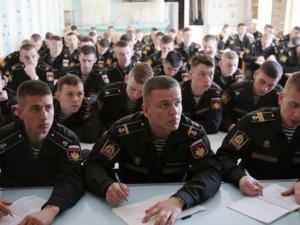 Жителей Белогорска приглашают поступить в высшие военно-учебные заведения на обучение курсантами
