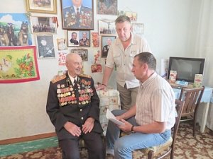 Красноперекопские полицейские совместно с пенсионерами ОВД навестили ветерана Великой Отечественной войны