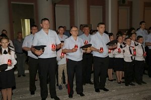 В Республике Крым полицейские и общественники зажгли «Свечи памяти», почтив память погибших в годы Великой Отечественной войны