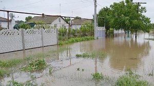 Крымские спасатели ликвидировали последствия подтопления нескольких подворий в Первомайском районе