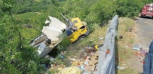 На автодороге «Алушта-Феодосия» опрокинулся грузовик