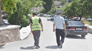Полицейские ловят «зазывал-парковщиков» в старой части Бахчисарая