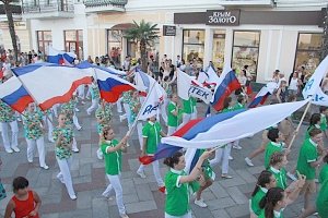 «Артековцы» провели на набережной Ялты праздничное шествие ко Дню молодёжи