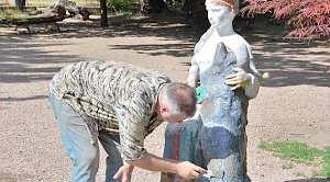 Реставрация 60-летних фигур сказочных героев началась в Детском парке Симферополя