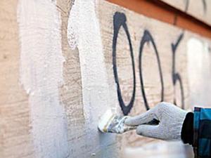 Феодосийцев призвали систематически очищать стены своих зданий от рекламы наркотических веществ