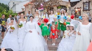 На Параде невест в Феодосии количество цветов и белых платьев зашкаливало