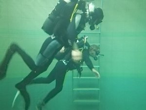 Водолазы-спасатели отработали спуски под воду
