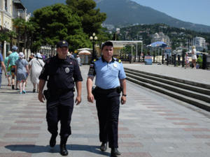 «Курортные» полицейские показывают немцам дорогу к Массандровскому дворцу и общаются с китайцами на русском