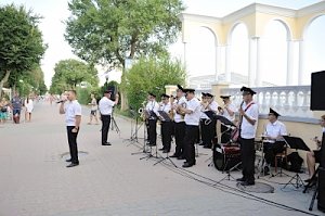 В Евпатории для жителей и гостей города выступили артисты культурного центра МВД по Республике Крым