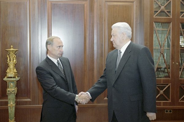 20 лет назад Ельцин назначил Путина врио премьер-министра Обновлено