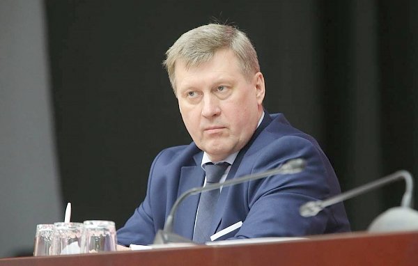 В Новосибирске по опросам в предвыборной гонке уверено лидирует коммунист Анатолий Локоть