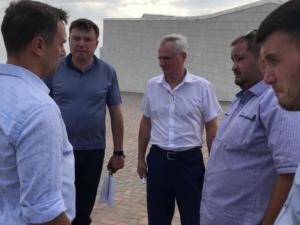 Водоснабжение мемориала на станции «Сирень» обсудили на выездном совещании минстроя