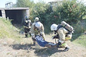 Тренировка в дымокамере: севастопольские спасатели совершенствуют навыки и оттачивают мастерство