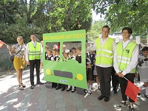 Первоклассники Севастополя при помощи «Шагающего автобуса» и сказочных героев изучают основы безопасного движения