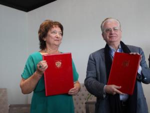 Восточно-крымский музей и Эрмитаж подписали договор о сотрудничестве