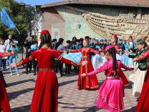Республиканский фестиваль «Кефе гуллери» прошёл в Феодосии