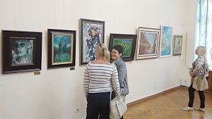 Котики, ваниль и чертовщина: в Симферополе открылась выставка Никаса Сафронова