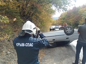 На трассе Судак-Грушевка перевернулся легковой автомобиль